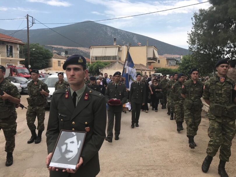 Μέσα σε βαρύ κλίμα πένθους και δικαίωσης κηδεύθηκε ο έφεδρος ανθυπασπιστής της ΕΛΔΥΚ, Κωνσταντίνος Μπροδήμας, ο οποίος έέπεσε ηρωικά μαχόμενος κατά των Τούρκων εισβολέων στην Κύπρο στις 16 Αυγούστου 1974, σε ηλικία 22 ετών.