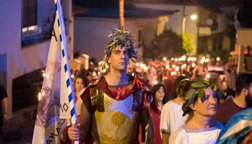 Σύναξη ΔΩΔΕΚΑΘΕΪΣΤΩΝ : Χλαμύδες με σπορτέξ, περικεφαλαίες, δάδες