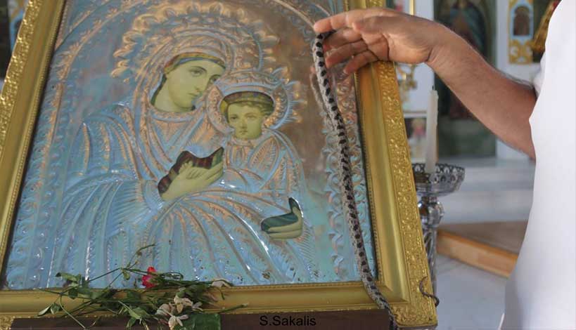 Βγήκαν τα φιδάκια της Παναγιάς της Φιδούσας στην Κεφαλονιά!