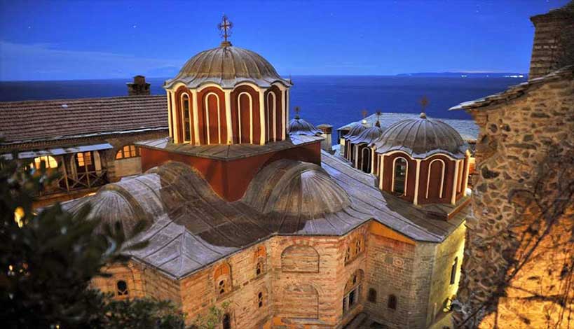 Πλησιάζοντας το Μοναστήρι κάποιος προσκυνητής