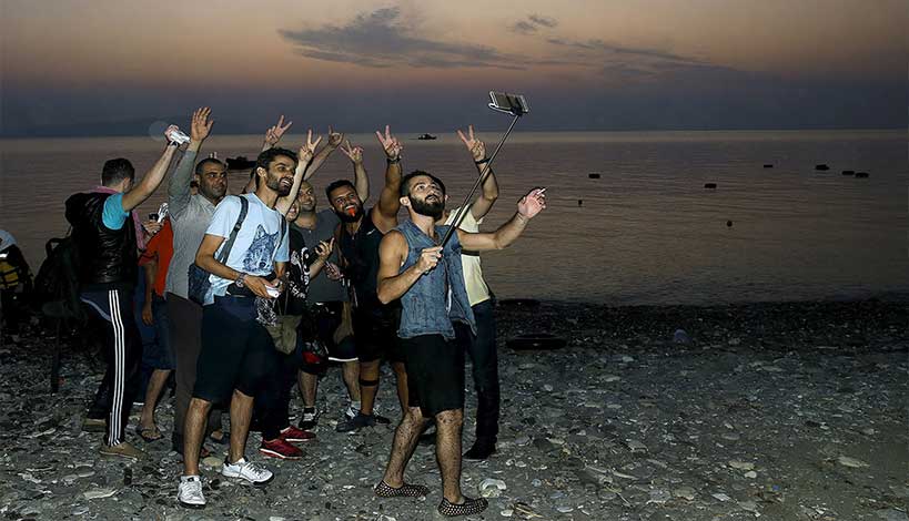 Χιλιάδες πρόσφυγες περνάνε στην Ευρώπη με ιδιωτικά γιοτ και... iphone ΕΙΚΟΝΕΣΧιλιάδες πρόσφυγες περνάνε στην Ευρώπη με ιδιωτικά γιοτ και... iphone ΕΙΚΟΝΕΣ