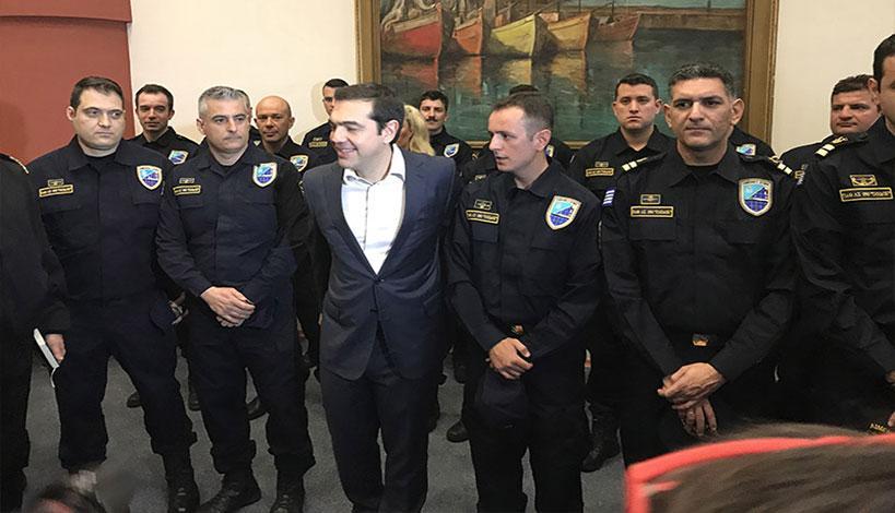 Ο Α. Τσίπρας αποθεώνει το πλήρωμα του «Γαύδος» αλλά... (φωτό, βίντεο) Ο Α. Τσίπρας αποθεώνει το πλήρωμα του «Γαύδος» αλλά... (φωτό, βίντεο)