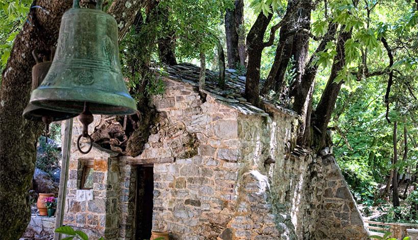 Σήμερα είναι της Αγίας Θεοδώρας στα Βάστα - Εορτάζει το εκκλησάκι με τα 17 πλατάνια στη στέγη του