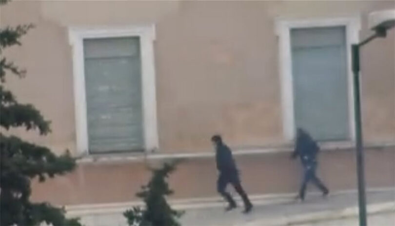 Βίντεο : Ποιοι είναι οι κουκουλοφόροι που βγαίνουν από το κτίριο της Βουλής;