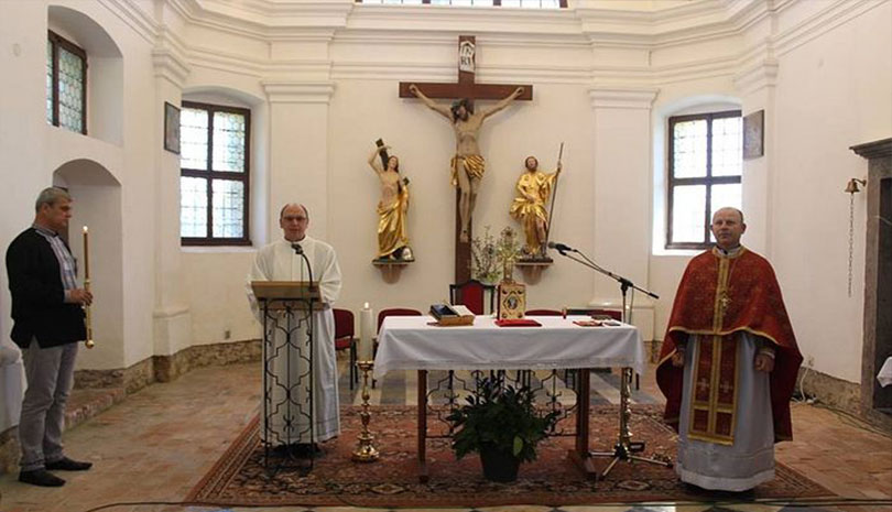 Ιερέας της αυτοκέφαλης Εκκλησίας της Ουκρανίας «συλλειτουργεί» με καθολικό ιερέα
