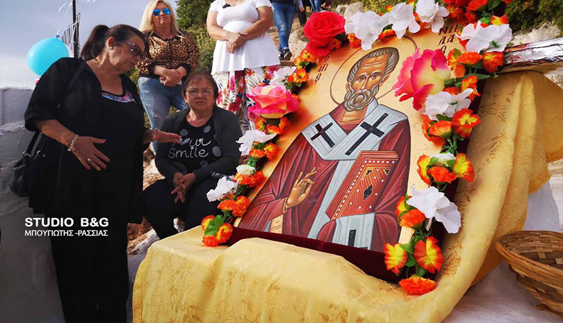 Λιτάνευση της Εικόνας του Αγίου Νικολάου στο εκκλησάκι που έχει χτιστεί, λένε από κρασί