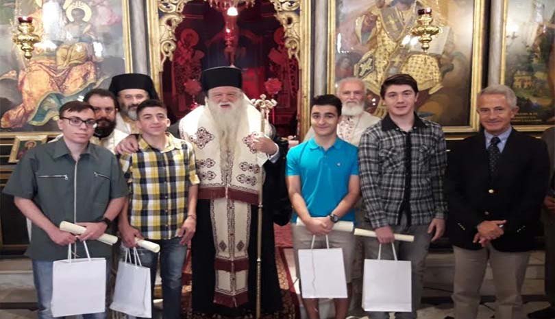 Εκκλησιαστικούς Επιτρόπους και πρωτεύσαντες φοιτητές τίμησε ο Μητροπολίτης Αμβρόσιος