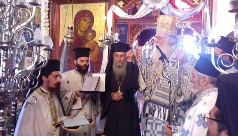 Ο Μητροπολίτης Περιστερίου Κλήμης τίμησε κληρικό για την υπερεξηκονταετή διακονία του