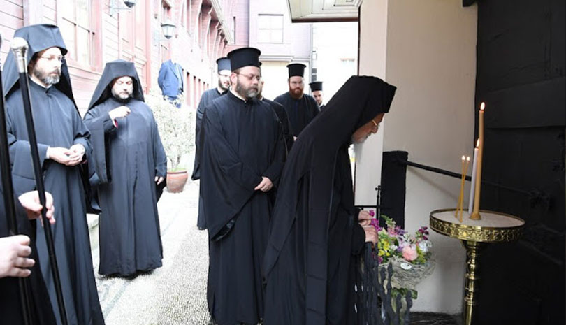 Ο Οικουμενικός Πατριάρχης Βαρθολομαίος στην κλειστή πύλη του Πατριαρχείου