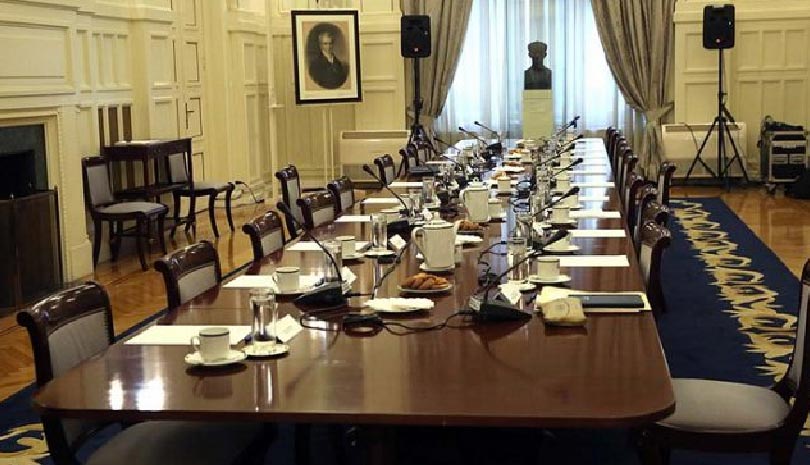 Χωρίς Συμβούλιο Εθνικής Ασφαλείας και στρατιωτική παιδεία, αλλά με διδακτορικά!