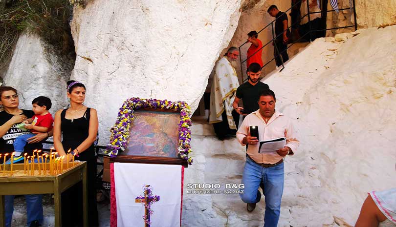Η Γέννηση της Υπεραγίας Θεοτόκου στο εκκλησάκι της Παναγίας των βράχων