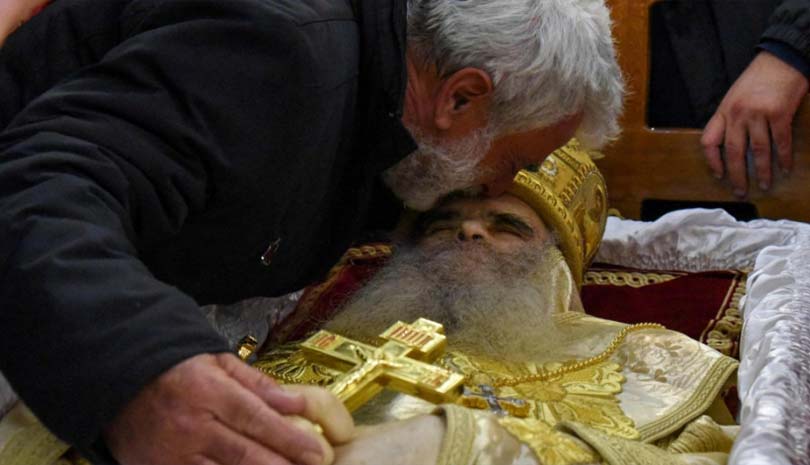 Πλήθος κόσμου στην εξόδιο ακολουθία του Μητροπολίτη Μαυροβουνίου Αμφιλόχιου
