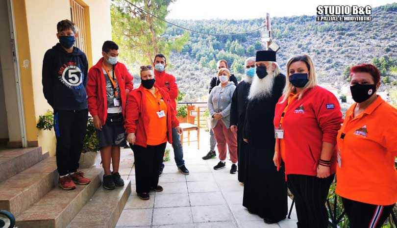 Στο συσσίτιο της Ευαγγελιστρίας Ναυπλίου ο Μητροπολίτης Αργολίδος Νεκτάριος