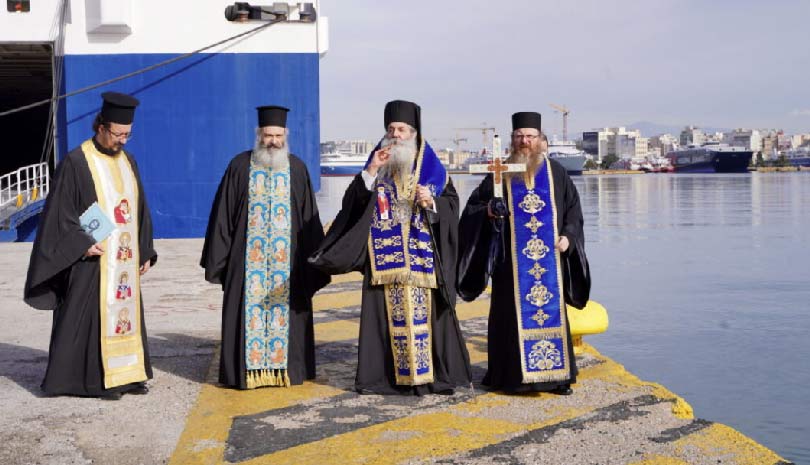 Ο Μητροπολίτης Πειραιώς καθαγίασε τα νερά
