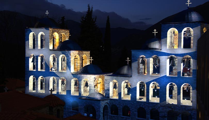Η ελληνική σημαία φωτίζει το καμπαναριό του Τρικόρφου
