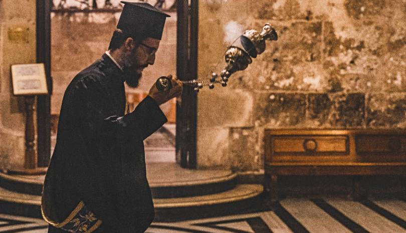 Γιατί θαμπωνόμαστε από ιερείς που έχουν προορατικό ή θεραπευτικό χάρισμα