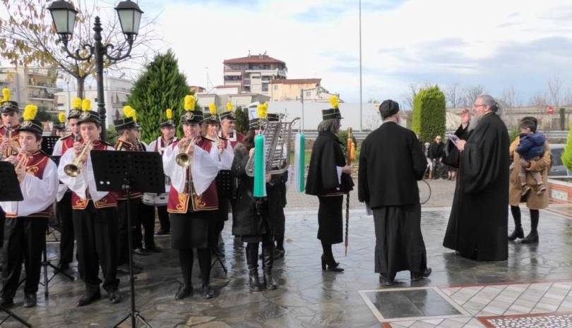Χριστουγεννιάτικα τραγούδια και το άναμα του Δέντρου στον Ι. Ν. Αγίου Γεωργίου Λαρίσης