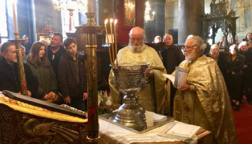 Σήμερα στις εκκλησίες βγήκε ο Μεγάλος Αγιασμός - Τι κάνουμε τον παλιό αγιασμό;