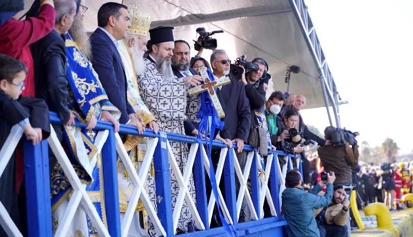 Με λαμπρότητα εορτάστηκαν τα Θεοφάνια στο μεγαλύτερο λιμάνι της χώρας, τον Πειραιά