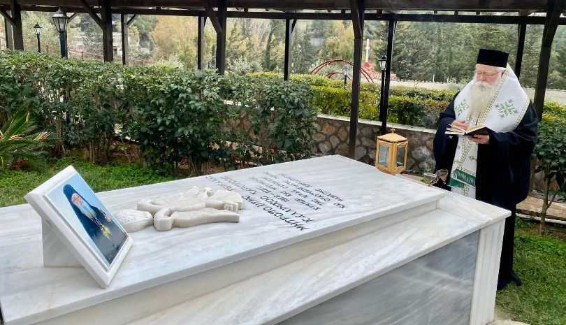 Τρισάγιο επί του μνήματος του Μητροπολίτου πρ. Πειραιώς κυρού Καλλινίκου