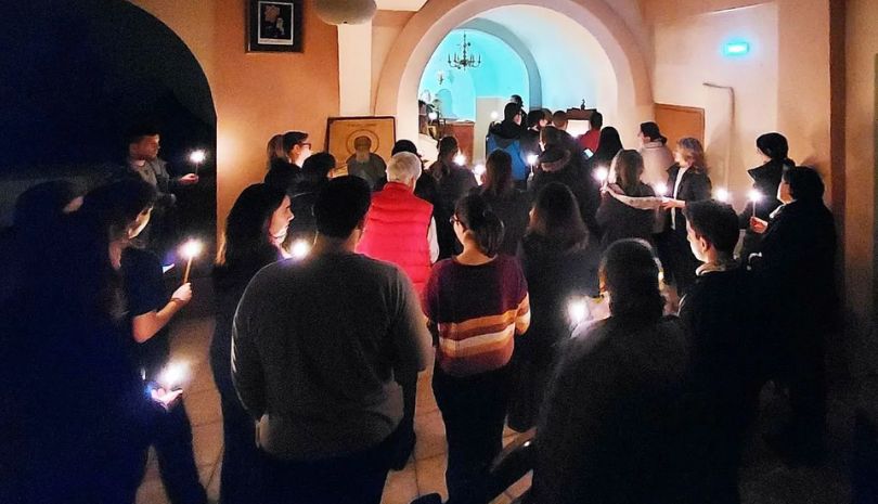 Τραγωδία στα Τέμπη: Οι νέοι του Ρεθύμνου προσεύχονται για τα θύματα