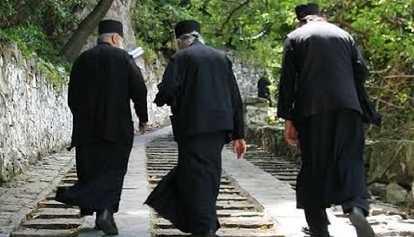 Γιατί οι Μοναχοί αποσύρονται αμέσως μετά τη Θεία Λειτουργία χωρίς να ομιλούν;