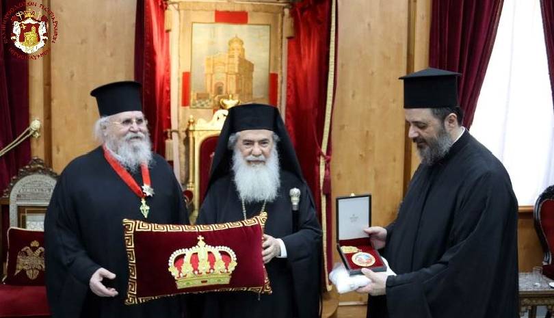 Ο ΣΕΒΑΣΜΙΩΤΑΤΟΣ ΜΗΤΡΟΠΟΛΙΤΗΣ ΚΑΙΣΑΡΙΑΝΗΣ Κ. ΔΑΝΙΗΛ ΔΕΧΕΤΑΙ ΤΙΜΗΤΙΚΗΝ ΔΙΑΚΡΙΣΙΝ ΥΠΟ ΤΟΥ ΜΑΚ. ΠΑΤΡΙΑΡΧΟΥ ΙΕΡΟΣΟΛΥΜΩΝ Κ.Κ. ΘΕΟΦΙΛΟΥ