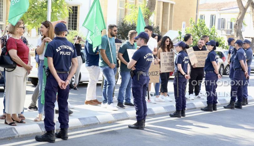 Κύπρος: Διαμαρτυρία στην Αρχιεπισκοπή Κύπρου από το Γυναικείο Κίνημα ΠΟΓΟ