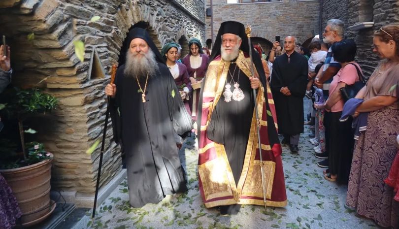 Μελίσσι χαριτωμένων ανθρώπων στην Ιερά Μονή Αγίας Μαρίνης Άνδρου