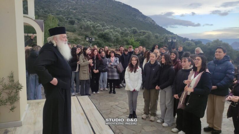 Μητρόπολη Αργολίδος: Ευχές και κάλαντα από μαθητές στον Μητροπολίτη Αργολίδας Νεκτάριο στο Μητροπολιτικό παρεκκλήσιο του Αγίου Λουκά στο Ναύπλιο