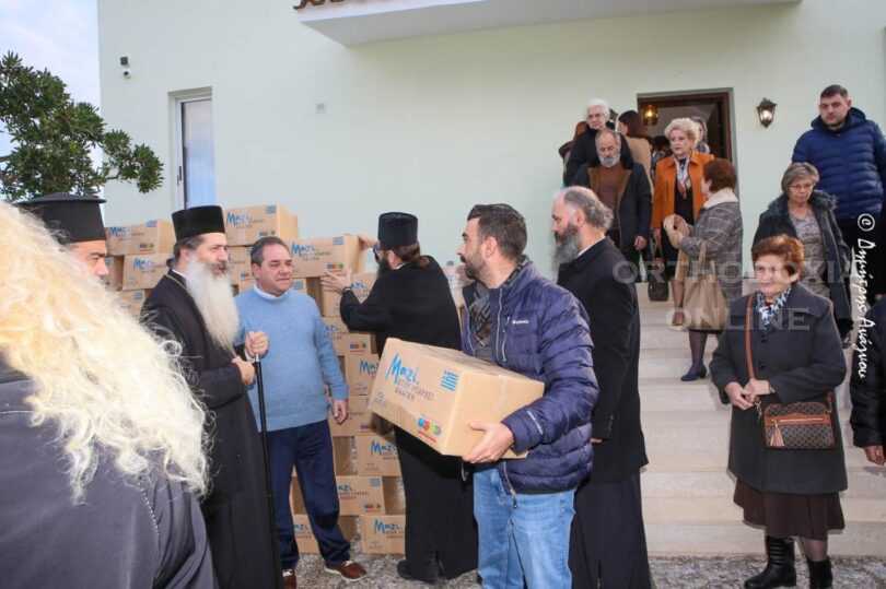 Μητρόπολη Φθιώτιδος: Με επίκεντρο την περιοχή της Λοκρίδος, η Ιερά Μητρόπολη Φθιώτιδος και ο Φιλανθρωπικός Οργανισμός «Αποστολή» της Ιεράς Αρχιεπισκοπής Αθηνών και η εταιρία «ΜΑΣΟΥΤΗΣ», υλοποίησαν σήμερα άλλη μία μεγάλη κοινωνική δράση, στο πλαίσιο του προγράμματος «ΜΑΖΙ ΟΠΟΥ ΥΠΑΡΧΕΙ ΑΝΑΓΚΗ», με την διανομή χιλιάδων ετοίμων γευμάτων προκειμένου εμπερίστατοι και κατά κανόνα μοναχικοί συνάνθρωποί μας να περάσουν με θαλπωρή τα Άγια Χριστούγεννα.