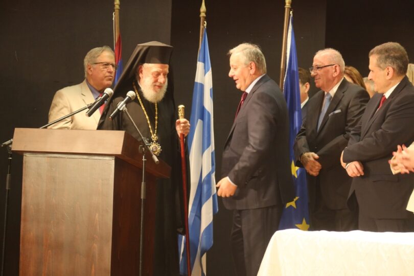 Με την άδεια και ευλογία του Μακαριωτάτου Αρχιεπισκόπου Αθηνών κ. Ιερωνύμου Β' κσι ύστερα από πρόσκληση του νεοεκλεγέντος Δημάρχου Καλλιθέας Αθηνών κ. Κώστα Ασκούνη, ο αποκλεισμένος λόγω των καιρικών συνθηκών στην Αθήνα Σεβασμιώτατος κ. Δωρόθεος Β', αμέσως μετά τη Θεία Λειτουργία στην Καισαριανή μετέβη στο Δημοτικό Θέατρο Καλλιθέας και τέλεσε την ορκωμοσία του Δημάρχου, των Δημοτικών και των Κοινοτικών Συμβούλων Καλλιθέας.