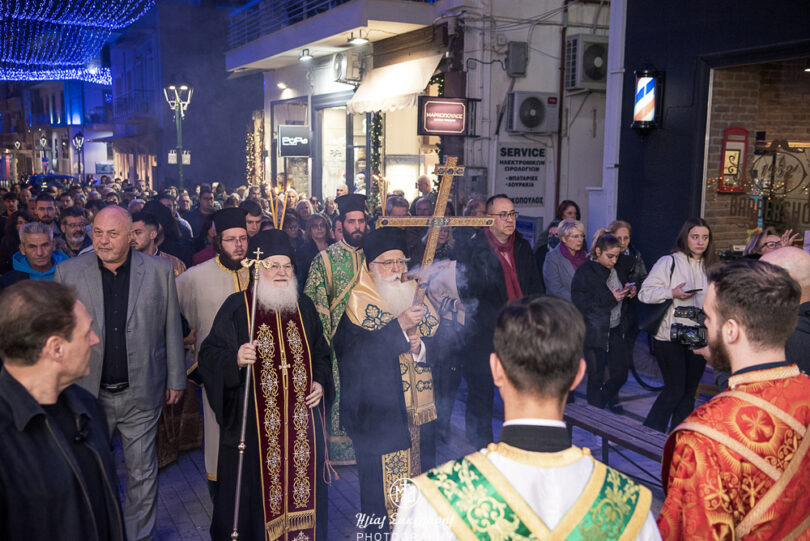 Μητρόπολη Δημητριάδος: Με βαθειά συγκίνηση η Τοπική Εκκλησία της Δημητριάδος, οι Αρχές και ο ευλαβής λαός μας υποδέχθηκαν την Πέμπτη 14/12, αντίγραφο του Σταυρού του πρώτου Αυτοκράτορος του Γένους Μεγάλου Κωνσταντίνου, που κόμισε και δώρισε στον Μητροπολιτικό Ιερό Ναό Αγίου Νικολάου Βόλου ο Ηγούμενος της Ιεράς, Μεγίστης Μονής Βατοπαιδίου Αγίου Όρους Αρχιμ. Εφραίμ, αποδεχόμενος αίτημα του Σεβ. Ποιμενάρχου μας κ. Ιγνατίου και της ενορίας του Αγίου Νικολάου.
