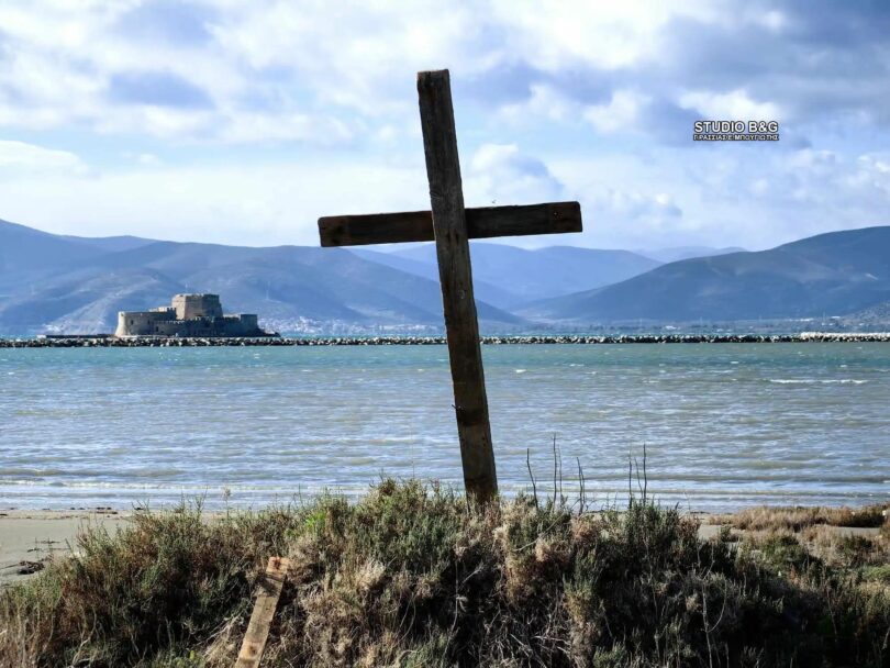 Μυστηριώδης ξύλινος σταυρός στο Ναύπλιο