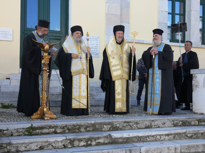 Ο Μητροπολίτης Παροναξίας ευλόγησε την Αγιοβασιλόπιττα για το νέο έτος