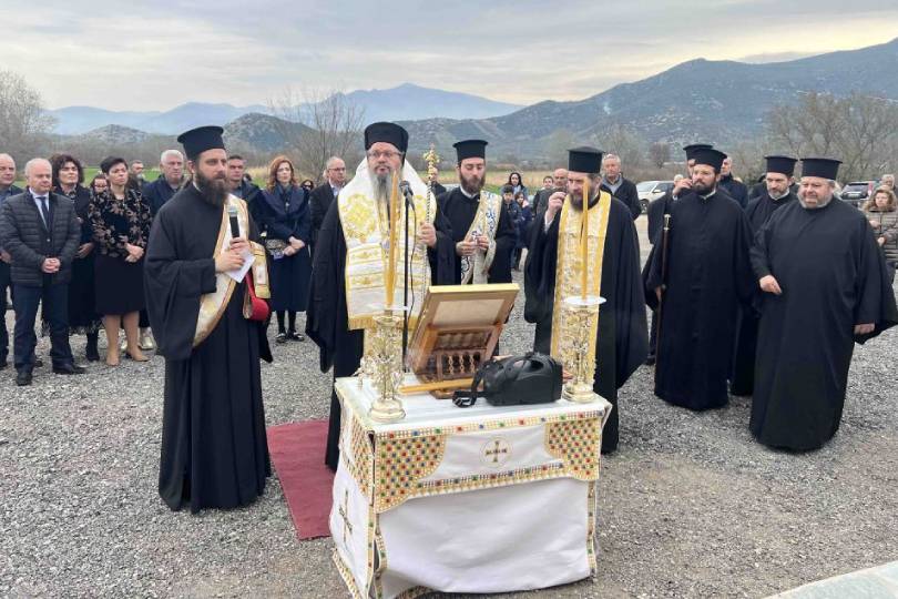 Επιμνημόσυνη δέηση στα Τέμπη τέλεσε ο Μητροπολίτης Λαρίσης