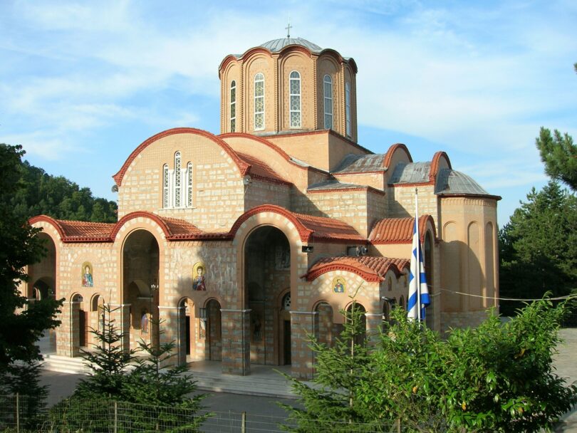 Εκκλησία με ελληνική σημαία
