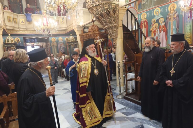 Πλήθος Ανδρίων στην Ακολουθία του Ακαθίστου Ύμνου στον Ναό της Παναγίας της Θεοσκεπάστου