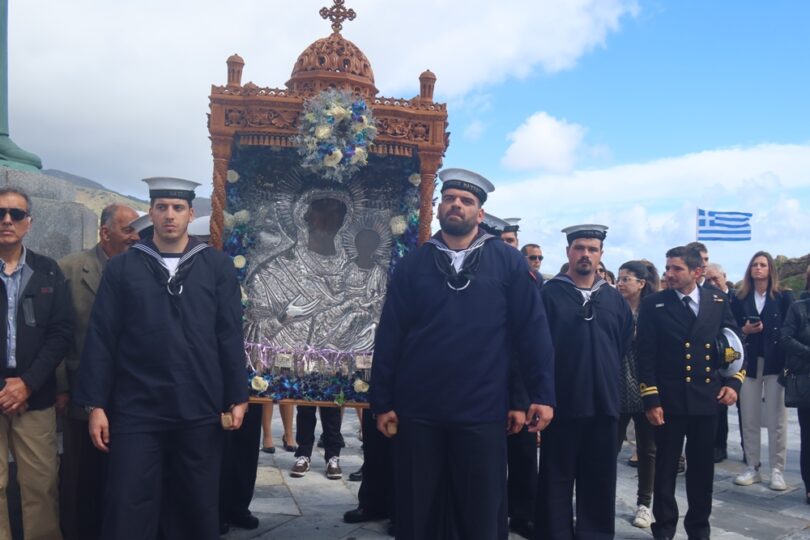 Άνδρος: Αψήφησαν τη βροχή για χάρη της Παναγίας οι πιστοί