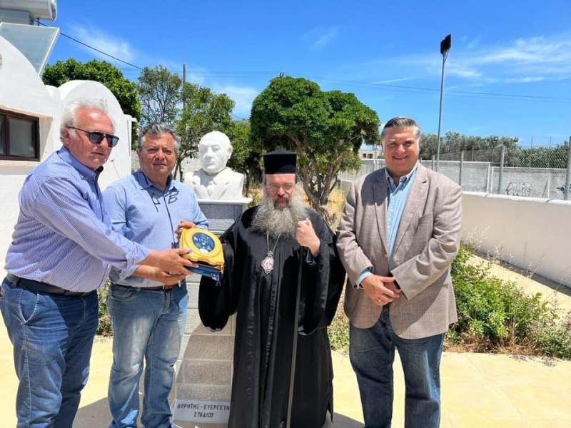 Ο Μητροπολίτης Χίου δώρισε απινιδωτή