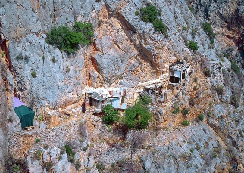Άγιον Όρος: Αετοφωλιές, σε απόκρημνα σημεία