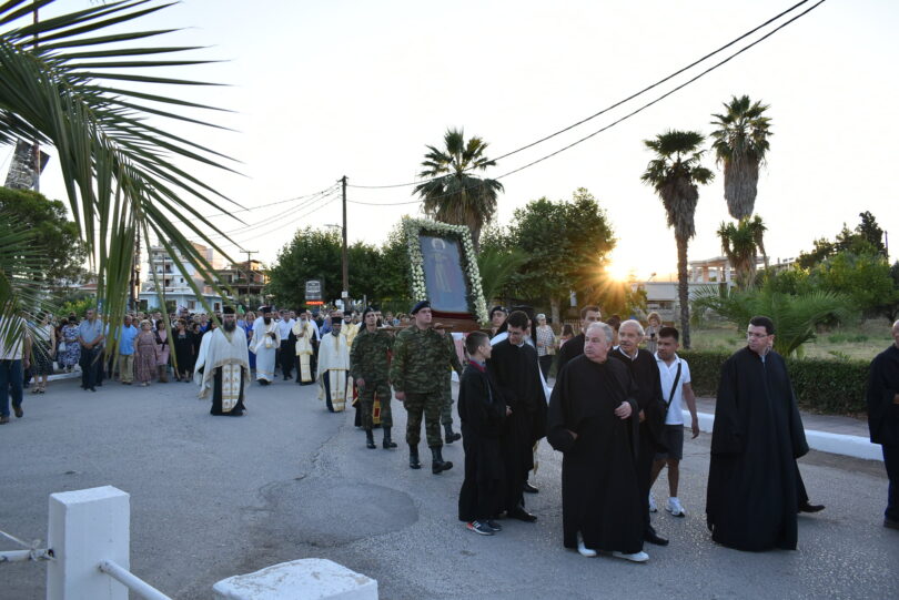 Πλήθος κόσμου στην Λιτανεία της Αγίας Κυριακής στην Παραλία Λιβανατών