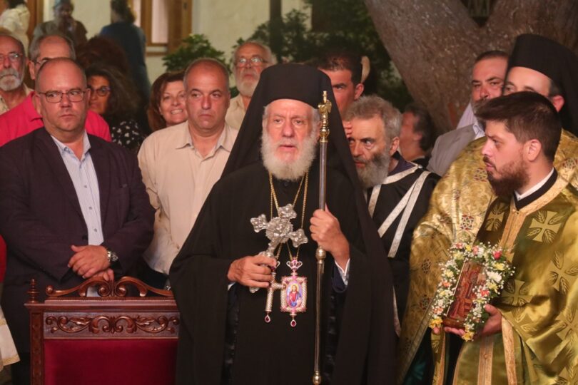 Ο Μητροπολίτης Σύρου χοροστάτησε στον πανηγυρικό Εσπερινό της Υψώσεως του Τιμίου Σταυρού