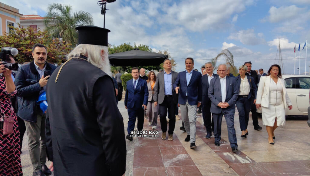 Στον ιστορικό ναό του Αγίου Νικολάου Ναυπλίου ο Κυριάκος Μητσοτάκης
