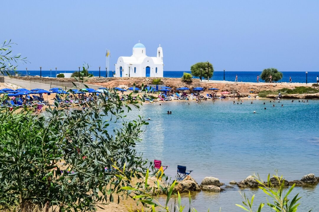 παραλία-εκκλησία-καλοκαίρι